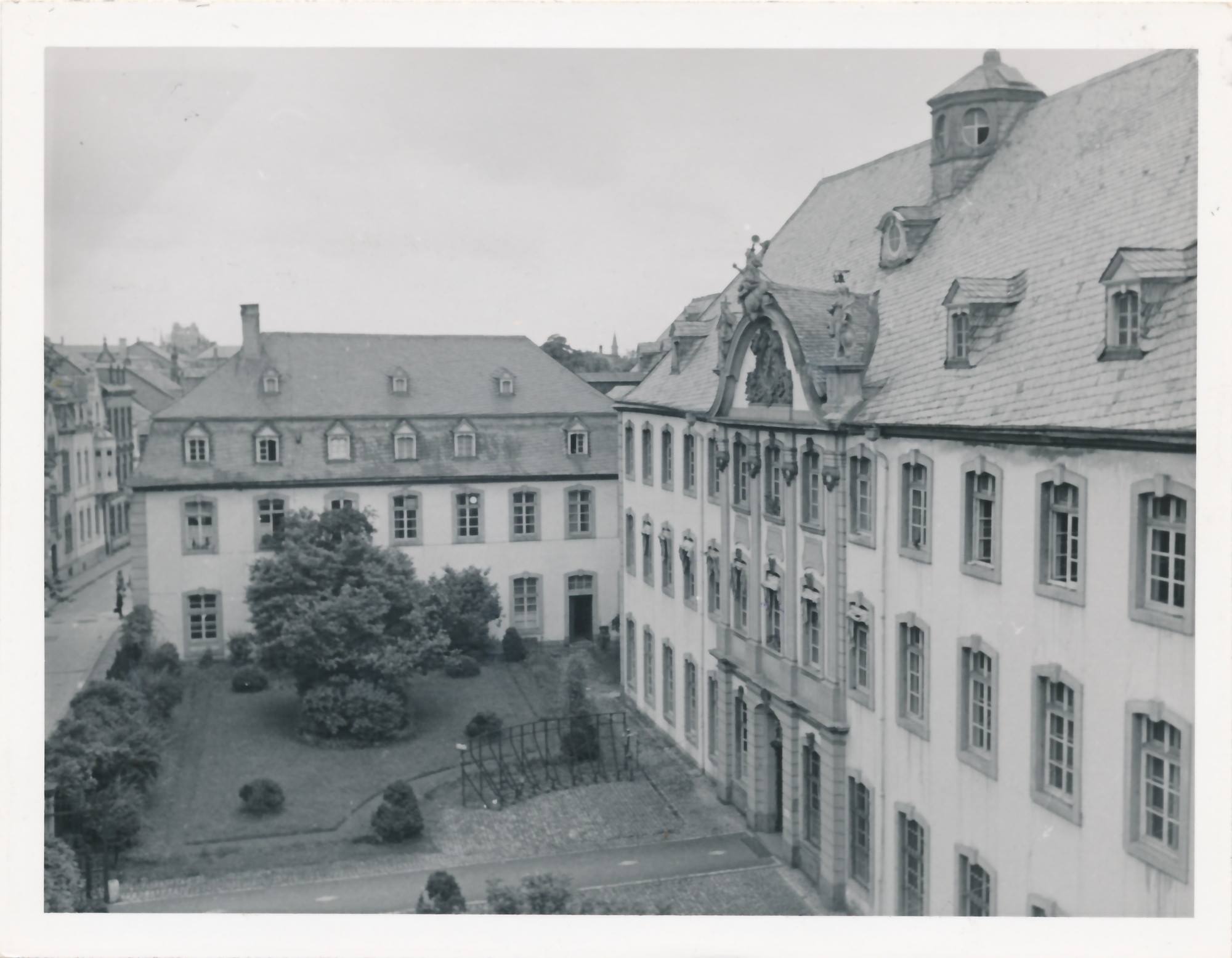 Ehemaliges Gerichtsgebude am heutigen Nikolaus-Koch-Platz - Sitz des Erbgesundheitsgericht Trier (1934-1944); Quelle: Stadtarchiv Trier, Bild-Slg. Pechmann